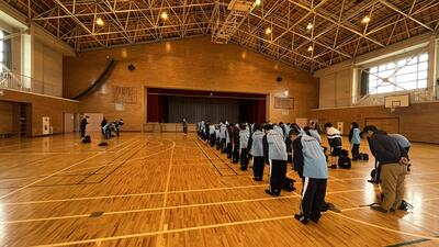 出発しました。生憎の雨ですが、生徒は元気に集合し、無事に出発しました。